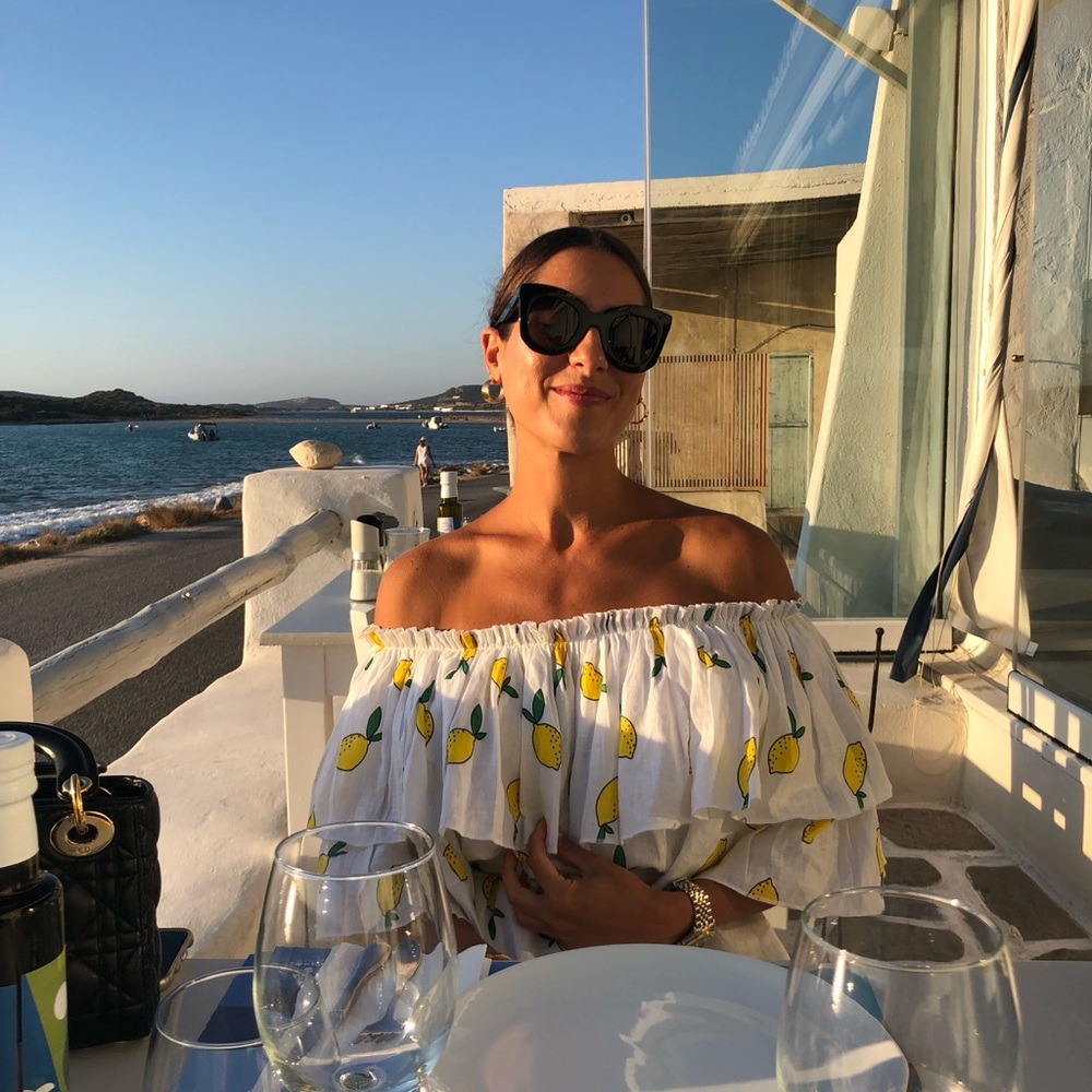 Gil Hurgel lemons dress off the shoulder - Picture 3 of 13
